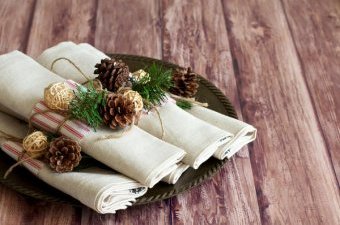 Хороший вариант - украсить салфетки миниатюрными композициями с использованием шишек Хороший вариант - украсить салфетки миниатюрными композициями с использованием шишек