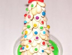 Поделки к новому году. Елка своими руками. Поделки из пластилина и тыквенных семечек.