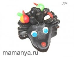 Такого замечательного ежика можно сделать из пластилина и семечек.